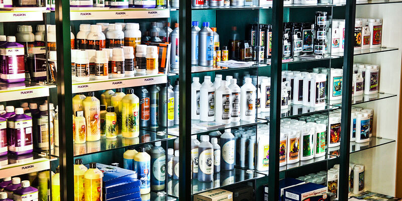 HESI Dünger Regal im Growshop